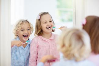 Kinder Zähneputzen